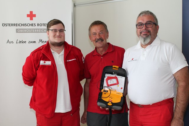 Herzinfarkt: Karl Wimhofer (Mitte) mit seinen Lebensrettern Josef Bruckner (re.) und Gregor Krichbaumer.