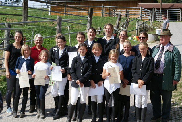 Prüferin Larissa, Leni Lazansky, Rauch Maria, Baumgartner Laura, Anna Schwab, Victoria Freund, Lang Denise, Rentenberger Lara, Stapfer Julia, Lehmbacher Elisa, Rafetseder Yvonne, Pichler Katharina, Gruber Corina, Lara Lazansky, Eder Clara, Reitlehrerin Julia Rauch, Friedrich Schuster (v.l.).