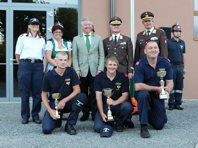 1. Reihe: FM Lukas Schulmeister, OFM Christian Schmidt, ASB Peter Maischberger, 2. Reihe: BR Gerda Eismayer, LAbg. Bernadette Kerschler, LAbg. Peter Tschernko, Feuerwehrpräsident Albert Kern,
Landesfeuerwehrrat Reinhard Leichtfried