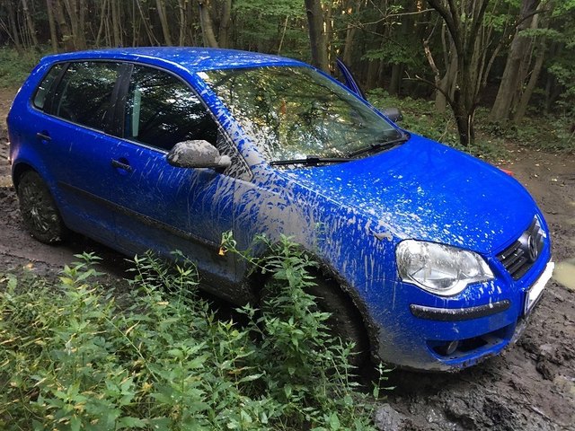 Der Polo blieb im Schlamm der Forststraße stecken, der Fahrer konnte sein Auto nicht mehr befreien.