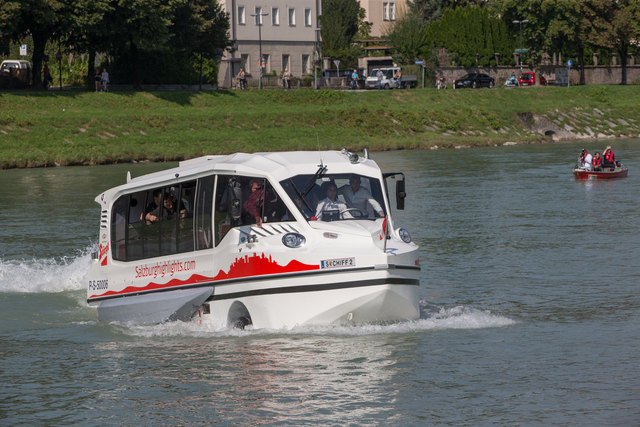 Heute, Freitag, machte Salzburgs neue Tourismusattraktion seine ersten "Schwimmversuche" in der Salzach. Der Amphibienbus sollte in zwei Wochen täglich Einheimische und Touristen auf den Straßen und auf der Salzach durch Salzburg fahren. Unternehmer Erich Berer war mit den ersten Erfahrungen sehr zufrieden. 600 PS treiben das rund 700.000 Euro teure Gefährt sowohl im Wasser als auch auf dem Land an. | Foto: Neumayr