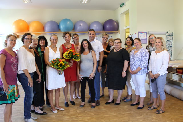 v.l.n.r.:
Dipl. Bowen-Therapeutin Anika Baumgartner, GRin Astrid Wessely, GGRin Christine Rieger, GRin Friederike Weiß, Kinderfachärztin Dr. Vera Hartl, Hebamme Monika Kristan, Logopädin Ulrike De Bortoli, werdende Mama, Bgm. Michael W. Cech, GGRin Ingrid Schreiner mit Sophie, Landessanitätsdirektorin Dr. Irmgard Lechner, Maria Haas (Land NÖ, Abt. Sanitätsdirektion), Dr. Regina Klenk (Land NÖ, Abt. Sanitätsdirektion),
GGRin Manuela Dundler-Strasser und Physiotherapeutin Monika Hartl