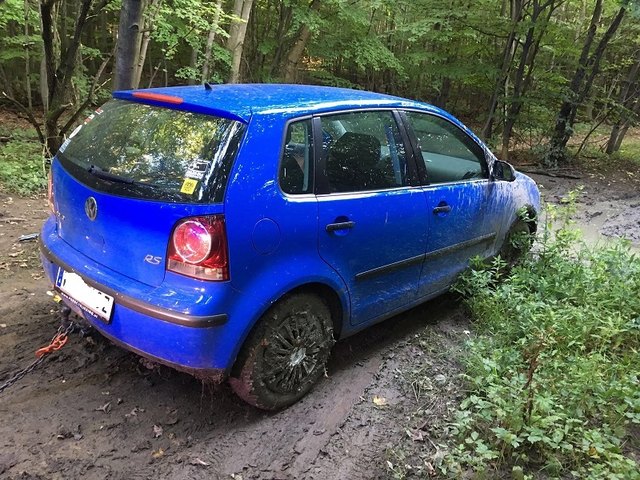 Die Florianis befreiten das Auto aus dem Schlamm.