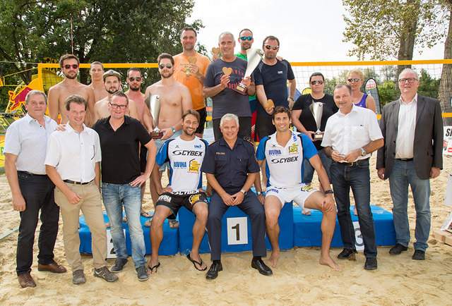 Die frischgebackenen Landesmeister "Styria United" (Mitte, stehend) u.a. mit den Ehrengästen am Areal der Parktherme. | Foto: LPD/Makowecz