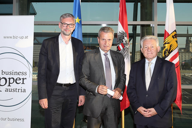 Landeshauptmann Josef Pühringer und Wirtschaftslandesrat Michael Strugl mit EU-Kommissar Günther Oettinger im Sky Loft des Ars Electronica Centers