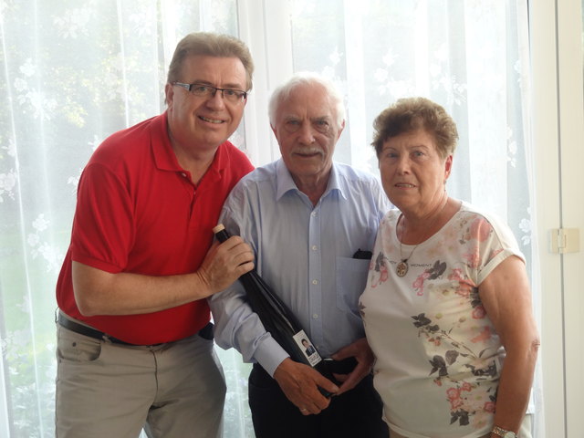 Foto von links: Werner Schöll, Geburtstagskind Friedrich Hofbauer und Gattin Elfriede Hofbauer.