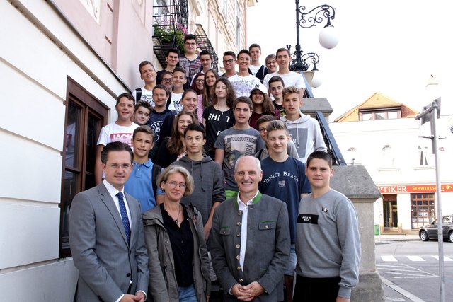 Die erste Klasse der Obst- und Weinbauschule durfte das Rathaus besuchen. | Foto: Stadtgemeinde