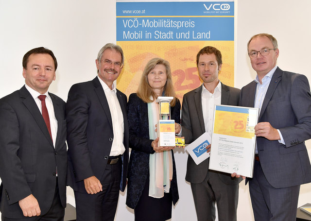 Wiener Neudorfs Vizebgm. Elisabeth Kleissner nahm den Preis entgegen. V.l.n.r.: Hubert Haber (ÖBB Infrastruktur AG), LR Karl Wilfing, Vzbgm. Kleissner, Christian Gratzer (VCÖ), LR Dr. Stephan Pernkopf