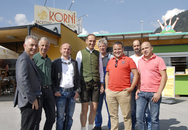 Stefan Wochinz mit Gratulanten.