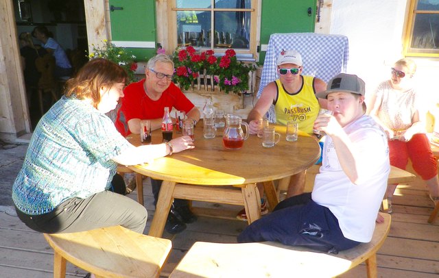 Das Team der Lebenshilfe Werkstätte Bischofshofen wanderte auf die Kögerlalm. | Foto: Lebenshilfe