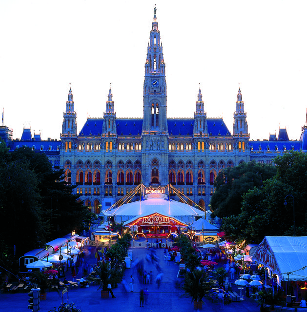 Der Circus Roncalli schlägt seine Zelte vom 15.9. bis 16.10. auf dem Wiener Rathausplatz auf.