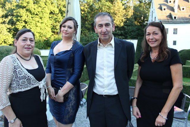 Aus Hall: Karoline, Julia und Marlene Peböck (v.l.) mit Bruno Ambach