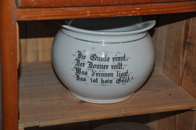 Ein wahres Wort am rechten Ort. Der Nachttopf durfte in Reichweite vom Bett nicht fehlen.