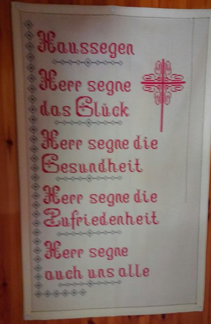 diesen gestickten " Haussegen " hab ich in einer Almhütte entdeckt