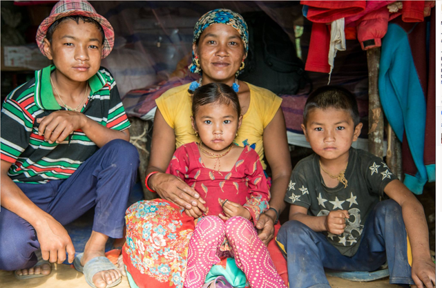 Die Menschen in Nepal können sich kaum etwas leisten und warten immer noch auf das Geld der Regierung, welche eine Unterstützung für den Wiederaufbau versprochen hat.