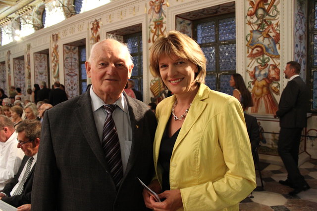 Der Pfarrer Monsignore Helmut Gatterer mit der Bürgermeisterin Christine Oppitz-Plörer