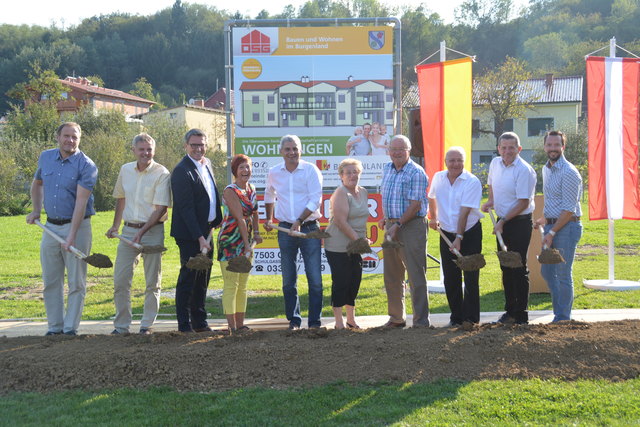 Der Spatenstich "Am Sportplatz" in Jabing für sechs weitere Wohnungen der OSG erfolgte am Freitagnachmittag.