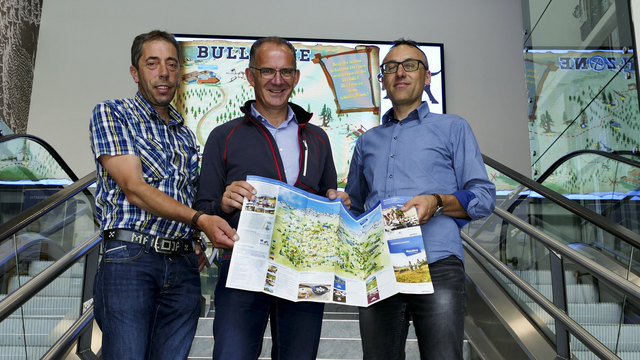 Stolz nehmen die Geschäftsführer der Bergbahnen Nauders Manfred Wolf (li.) und Karl Stecher (re.) das Gütesiegel „Beste Österreichische Sommer-Bergbahnen“ von Arnold Oberacher entgegen.