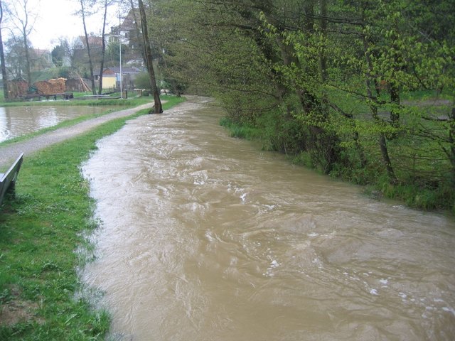 Hochwasser: Durch die Auffangbecken können die Wassermassen kontrolliert werden. Überschwemmungen werden vermieden | Foto: Woche/KK