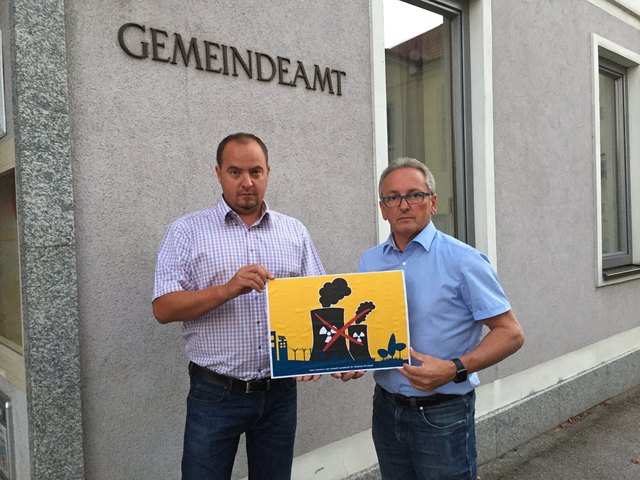 Karl Bader und Georg Palber sammeln Unterschriften gegen AKW-Ausbaupläne.