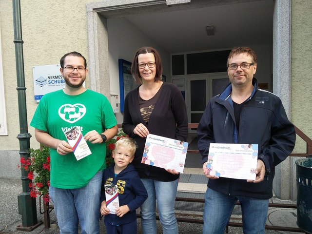 Dominic, Florian, Claudia und Christian verteilten in Ybbs Stundenpläne & Folder.