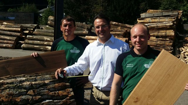 Die Hauptverantwortlichen für die hohe Produktqualität bei Hanger-Holz: Geschäftsführer Johannes Hanger (Mitte) mit den Betriebsleitern Wilfried Wimmer (li., Werk 1) und Michael Zehetner (re. , Werk 2)