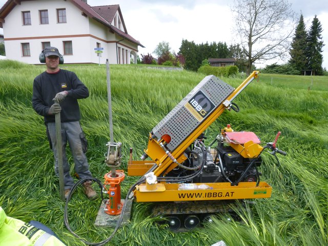 Mit einer Sondierraupe wird eine Messstange mehrere Meter tief in den Boden gerammt.