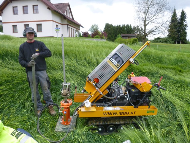 Mit einer Sondierraupe wird eine Messstange mehrere Meter tief in den Boden gerammt. | Foto: IBBG/Zaussinger