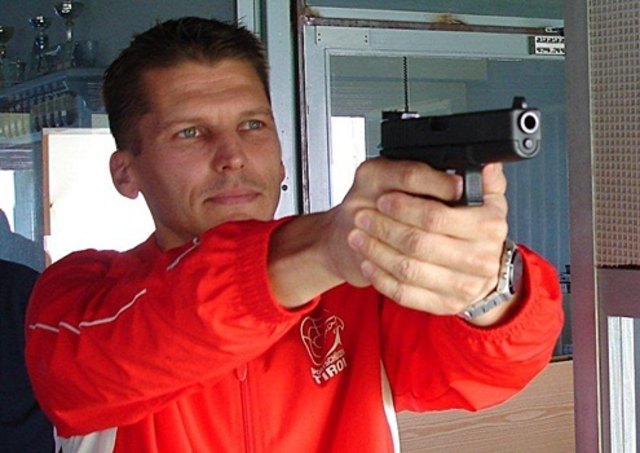 Alexander Wutte mit seiner Glock 9 mm