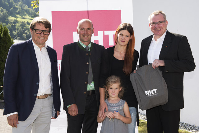 Feierliche Wohnungsübergabe in Tösens (von links): NHT-Geschäftsführer Hannes Gschwentner, Bürgermeister Bernhard Achenrainer und Wohnbaulandesrat Johannes Tratter begrüßen Monika Thöni mit Tochter Joseline als neue Mieter.