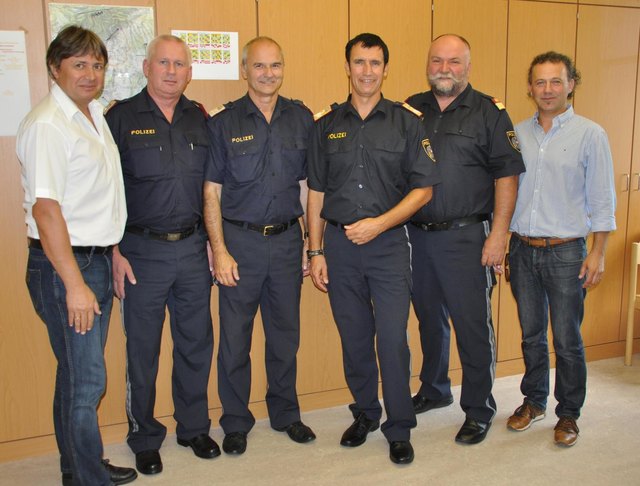 Landespolizeidirektor Martin Huber beim Antrittsbesuch in Oberwart: Krimaldienstreferent ChefInsp Fritz WURGLITS, BPK-StV Obstlt Christian HEGEDÜS, LPDir Mag. Martin HUBER, PI-Kdt ChefInsp Wolfgang WURM, AbtInsp Hans Renner, 3. PIKdt-Stv BezInsp Dietmar MISIK