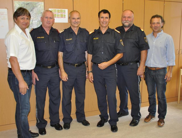 Landespolizeidirektor Martin Huber beim Antrittsbesuch in Oberwart: Krimaldienstreferent ChefInsp Fritz WURGLITS, BPK-StV Obstlt Christian HEGEDÜS, LPDir Mag. Martin HUBER, PI-Kdt ChefInsp Wolfgang WURM, AbtInsp Hans Renner, 3. PIKdt-Stv BezInsp Dietmar MISIK | Foto: Dietmar Misik