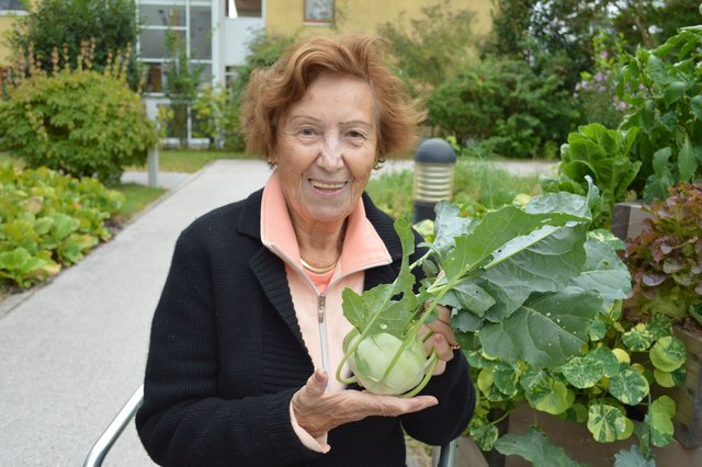 Edith Schmidt freut sich über das geerntete Gemüse.