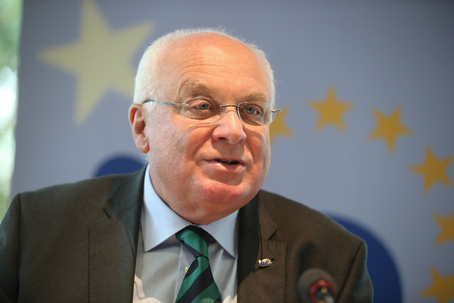 Institut der Regionen Europas-Vostand Franz Schausberger lädt zur Konferenz europäischer Städte und Regionen nach Salzburg.