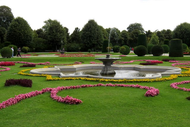 Durch die liebevoll gepflegten historischen Gartenanlagen mit den Springbrunnen geht es ...