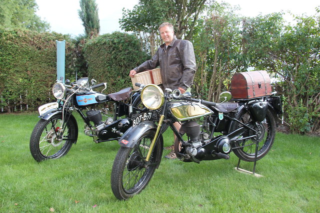 Oldtimerliebhaber Peter Tönig mit seinen Schmuckstücken: links die New Map 350 SV, Baujahr 1931, rechts die Terrot 225 PU, Baujahr 1932.