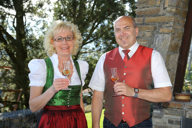 Sabine und Kurt Reichl tüfteln in "Reichl's Schnapsothek" an neuen hochwertigen Edelbränden, Likören und vollmundigen Schnäpsen. | Foto: Foto Freisinger