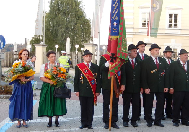 hier die Fahnenpatinnen Juliana Rieß und Hertha Werdecker beim Jahresfest 2o15