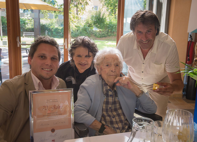 Christian Kovacevic, Hedi Wechner und Ingo Mayr mit der Jubilarin Aloisia Leitner.
