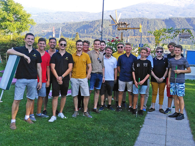 Mitglieder der Sternkorona trafen sich in den Ferien zu einem Minigolfturnier. Das Ferienprogramm wurde von GR Matthias Einkemmer (7. v.l.), Bastian Schwemberger (7. v.r.) und Georg Rieder (3. v.r.) gestaltet.