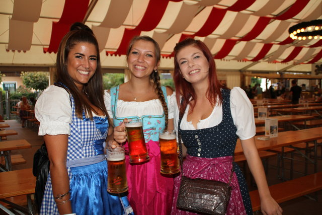 Das Bier ließen sich Anna, Romina und Theresa schmecken.