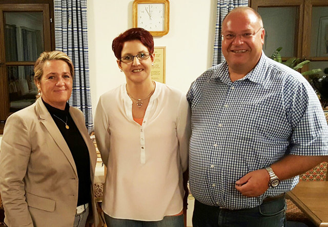 Bezirksvorsitzender Abg. z. NR Walter Bacher gratulierte Alexandra Gruber (Bildmitte) und Barbara Zehetner (links) zur Wahl.