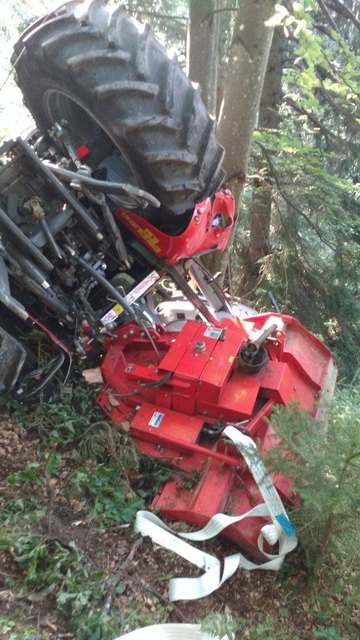 Der erst zwei Jahre alte Traktor wurde bei dem Absturz schwer beschädigt. | Foto: B. Gruber/FF St. Aegyd