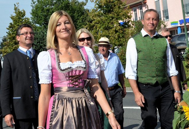 Beim Umzug: Wolfgang Klinar, Daniela Beils, Christina Klinar und Ferdinand Hueter