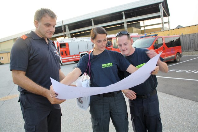 HBI Josef Zirkl übergibt hier Lageplan und Aufgabe der Funkübung an ein Team der FF Werndorf