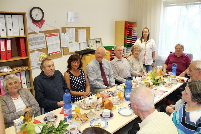 Fröhliche Kaffeerunde: (V.l.n.r) Fr. Fischer, Hr. Wagner mit Betreuerin Elena, Regionalleiter Vzbgm. Mag. Wolfgang Luftensteiner, Hr. Grabhofer, Fr. Rosenthal, Fr. Nina Stockinger, Sozialombudsmann u. Vors. PV Erwin Willinger, Hr. u. Fr. Rottensteiner, Hr. u. Fr. Gutscher (Foto: F.G./Gde Altlengbach)