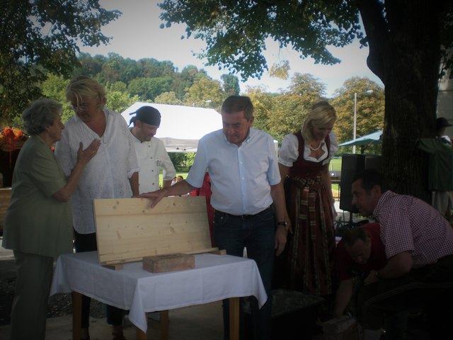 Bürgermeister Heinz Schaden vollzieht die Grundsteinlegung für den Neubau.