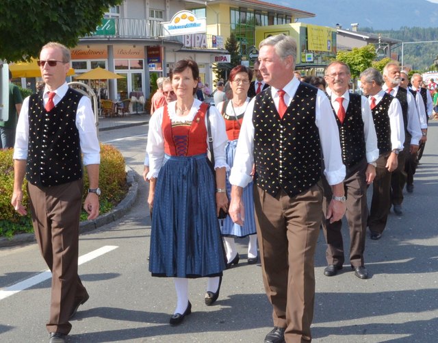 Chorleiter Robert Lücking und die Vorsitzenden des Gemieschten Chors und MGV, Annemarie Thalmann und Hans Winkler