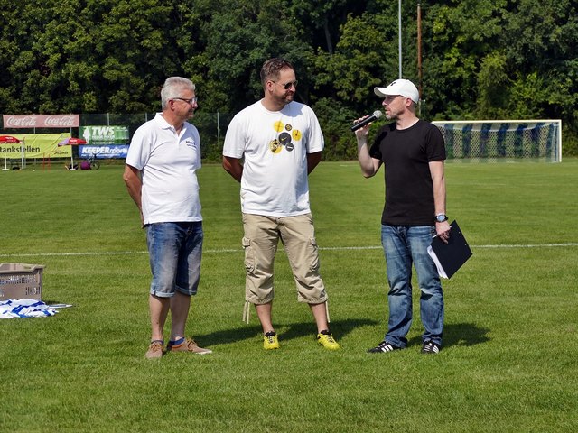 Organisator Hans Hengst (re) bei der Begrüßung mit Karl Latzl (li) und Fritz Wimmer