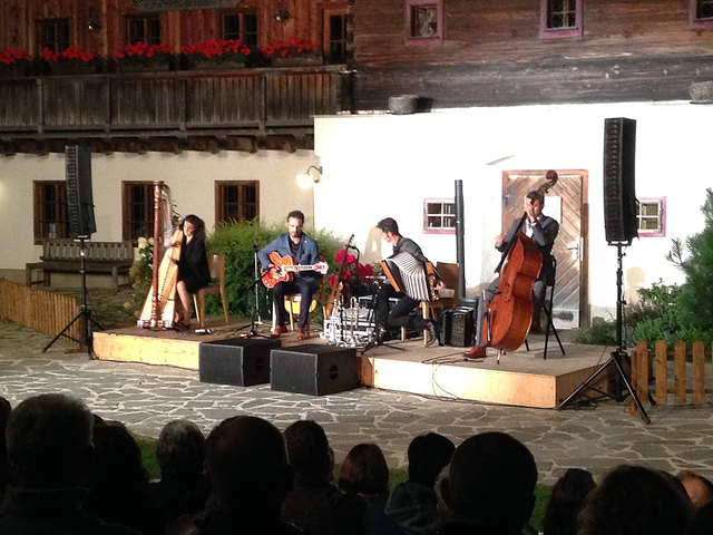 Heidi Pixner (Tiroler Volksharfe), Manuel Randi (Gitarre), Herbert Pixner (Knöpferlharmonika), Werner Unterlercher (Kontrabass)